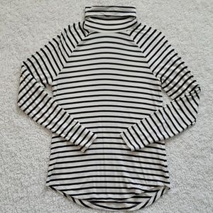 Old Navy Black & White Striped Turtleneck Size M